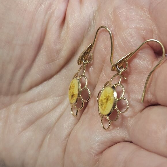 Gold Tone Cream Flower In Oval Resin Dangling Earrings - Picture 3 of 9